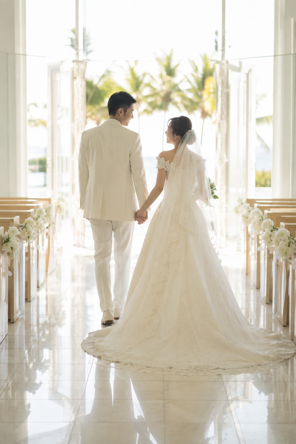 扉の光へ向かって歩く新郎新婦