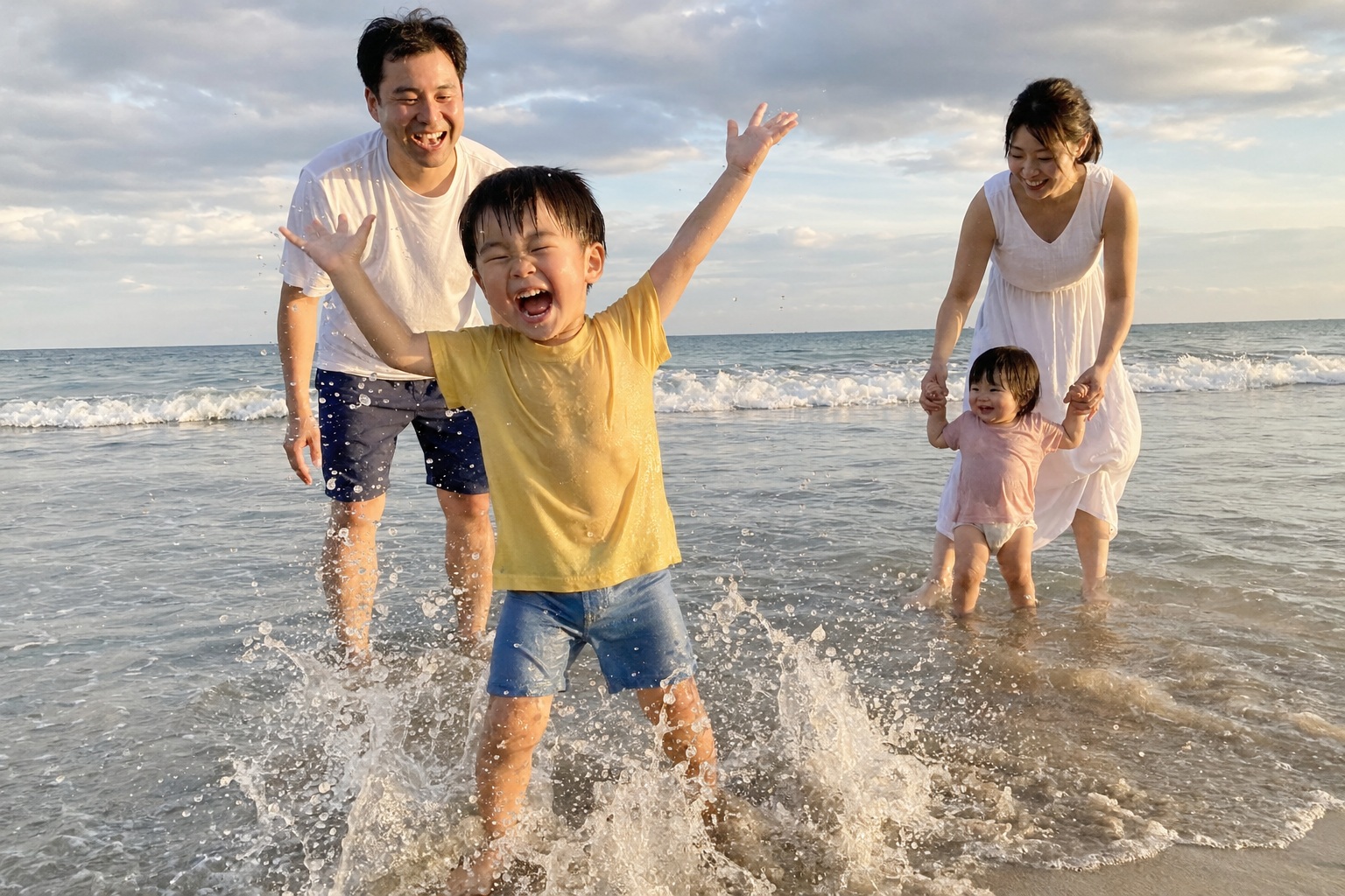 波打ち際で大笑いする颯太