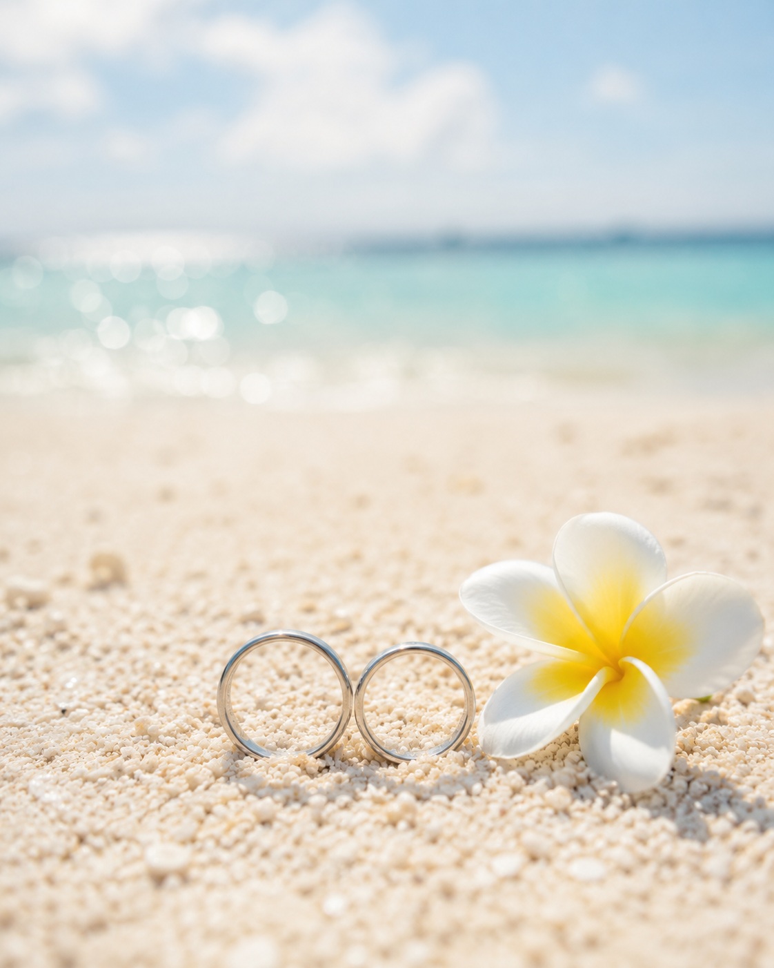 砂の上に置かれた二つの結婚指輪