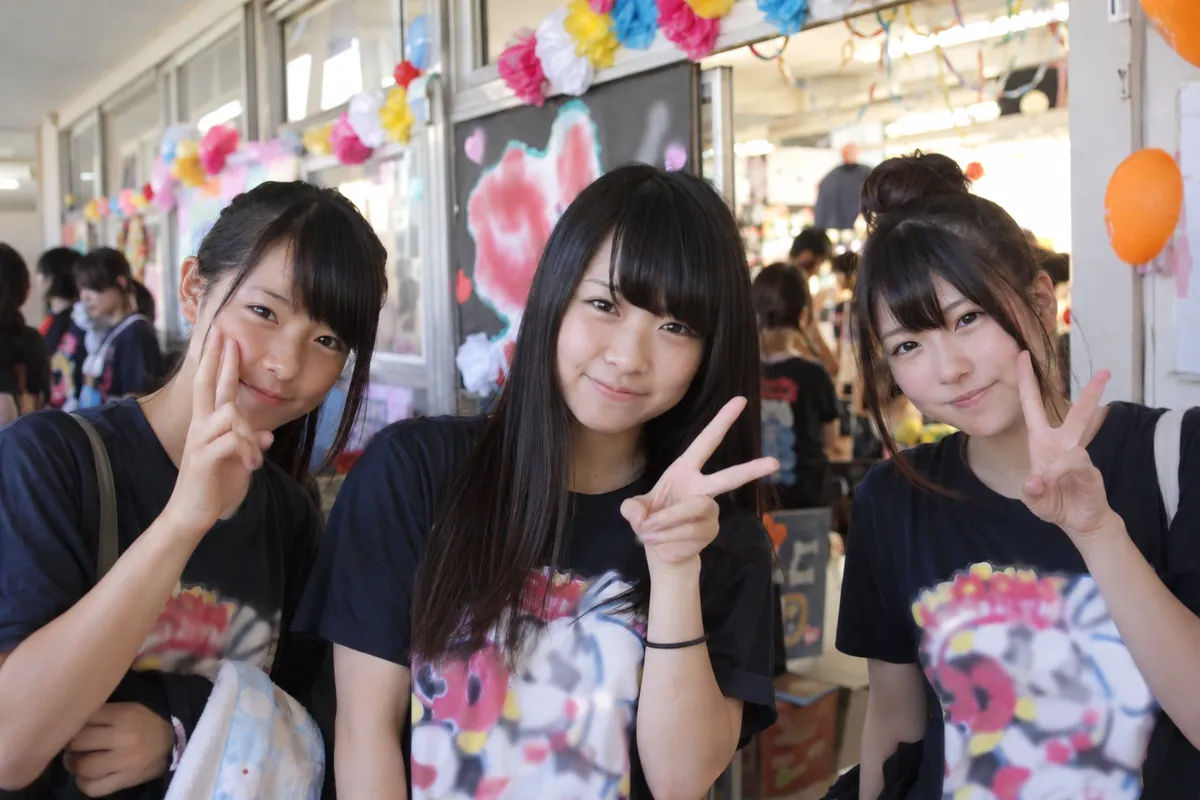 文化祭の日。クラスのTシャツを着た友だちと
