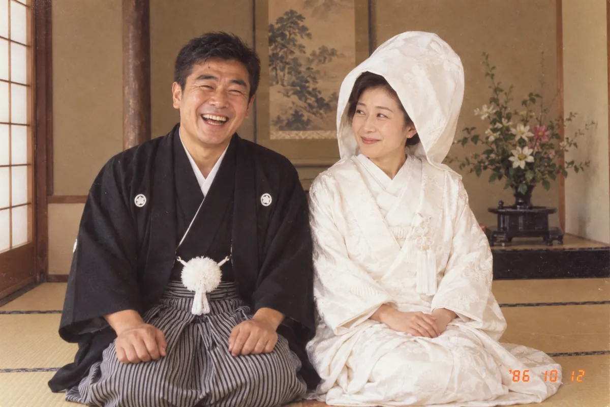 1986年。和室で並ぶ、紋付袴のひでおと白無垢のきよこ