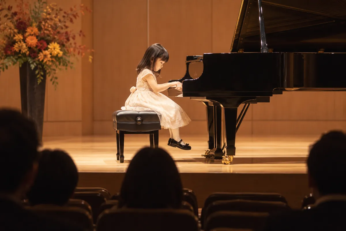 秋。ピアノの発表会の長女めい