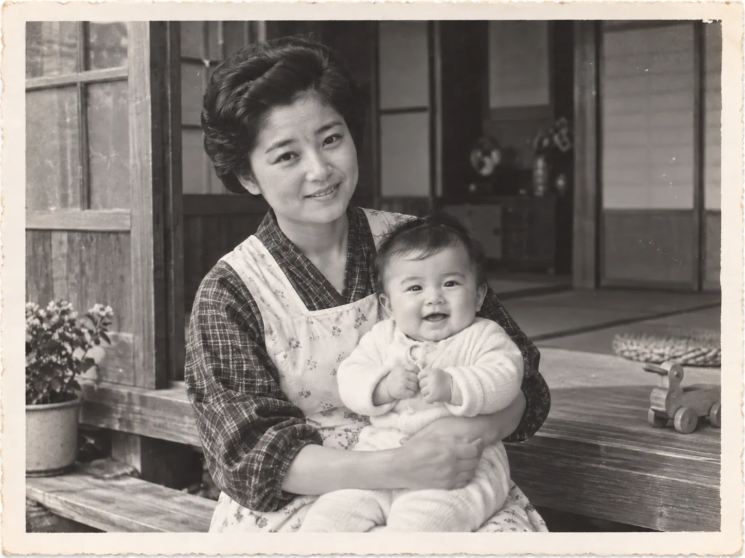 1965年、縁側で母に抱かれる赤ん坊の誠一