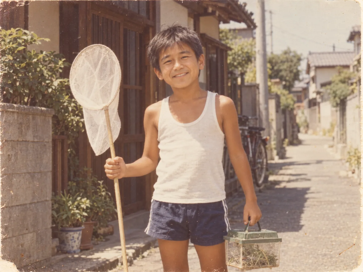 1972年、虫取り網を持つ8歳の誠一
