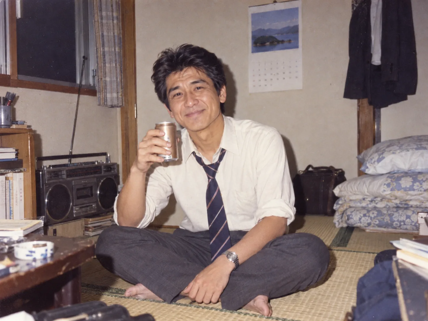 1984年、独身寮の和室であぐらをかく20歳の誠一