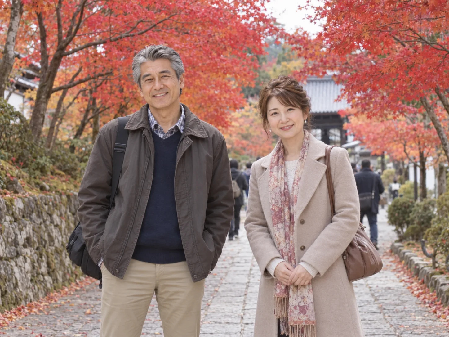 京都の紅葉の参道に並ぶ夫婦