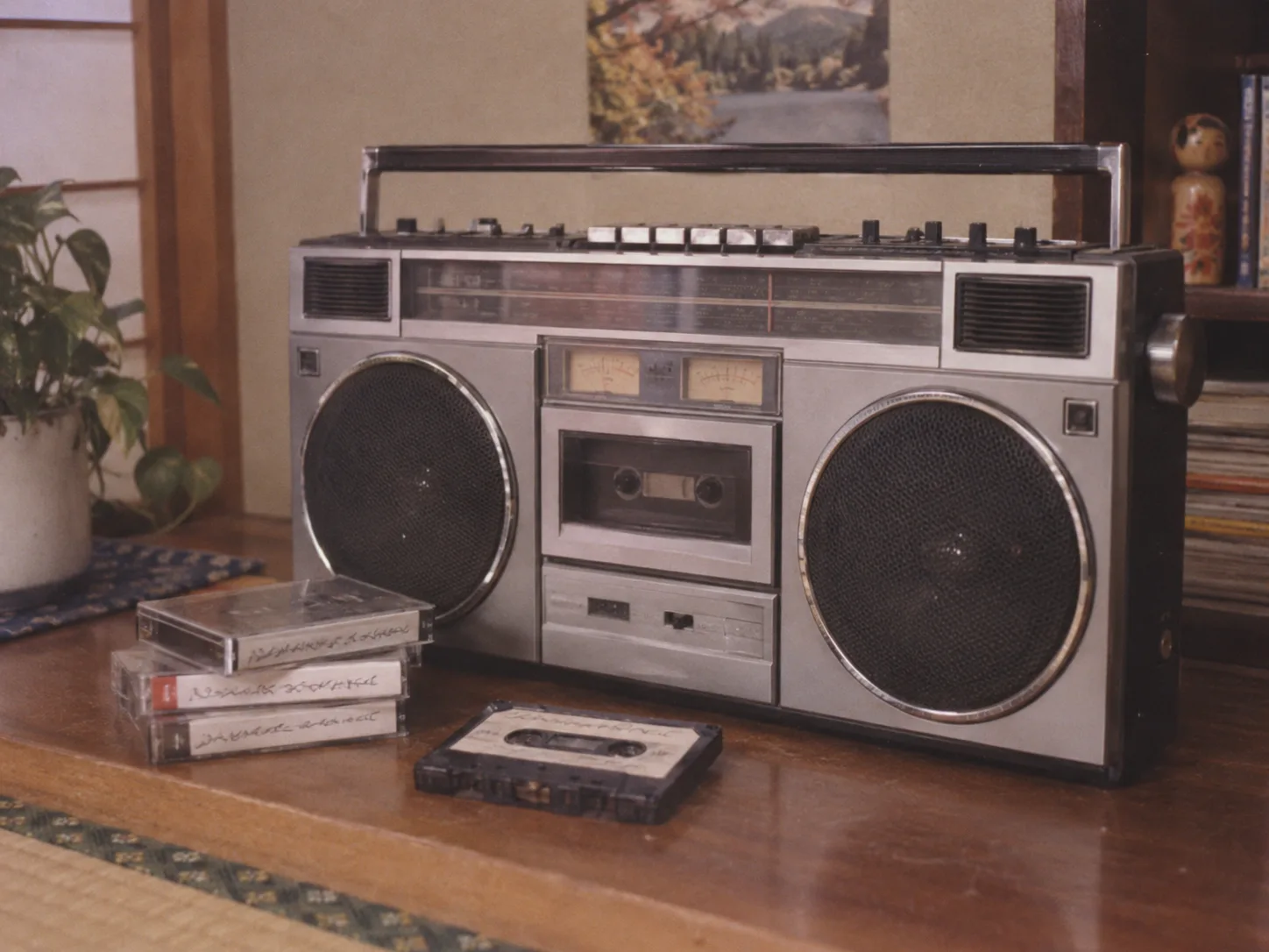 1980年代のラジカセと、手書きラベルのカセットテープ
