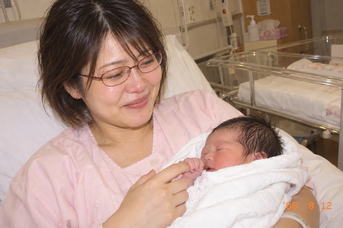 生まれた日。病室で、生まれたばかりのあおいを抱くお母さん