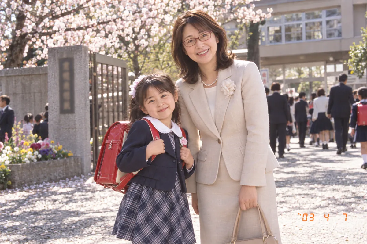 小学校の入学式。大きなランドセルを背負った私