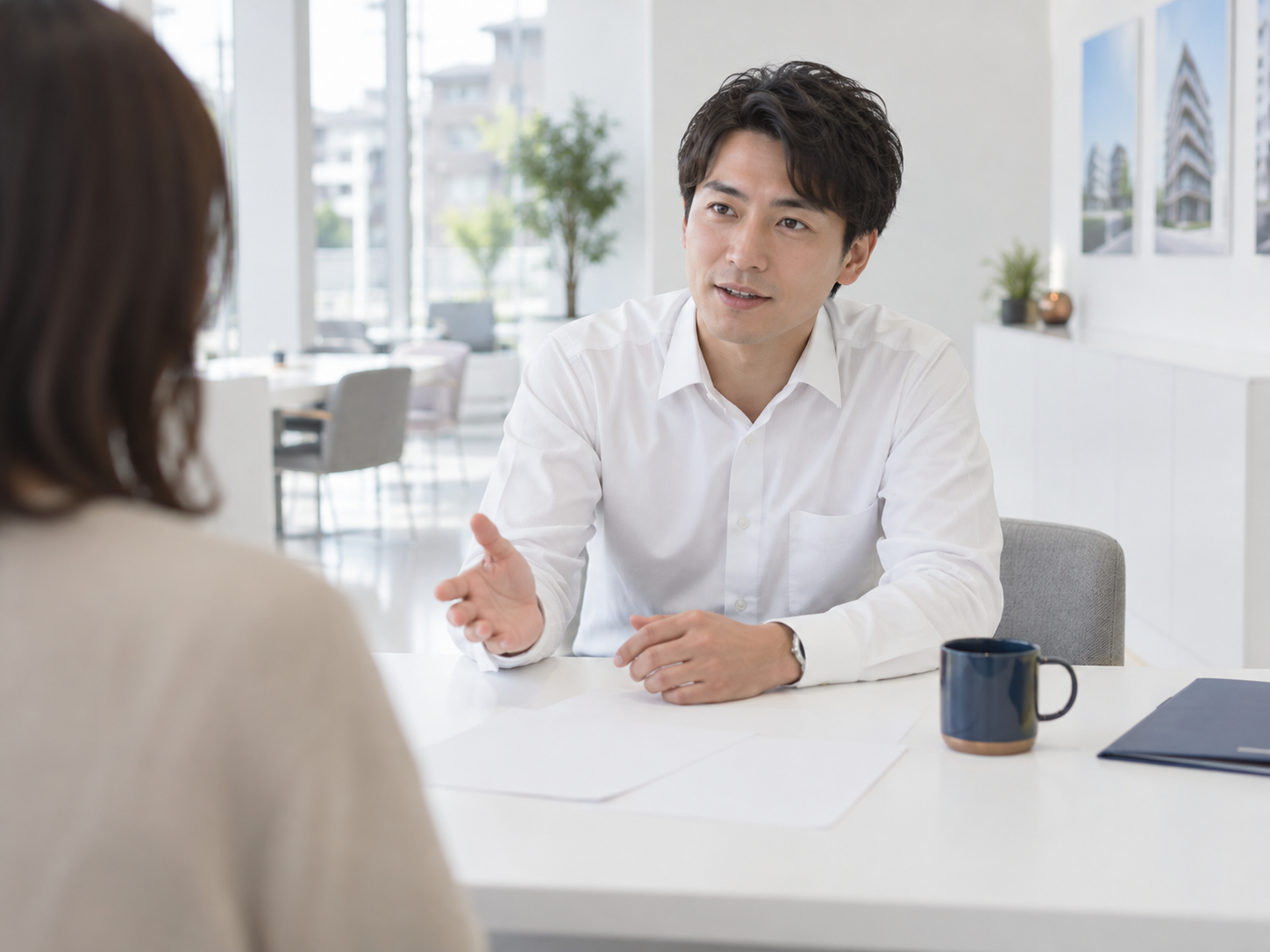 カウンター越しに説明する担当者