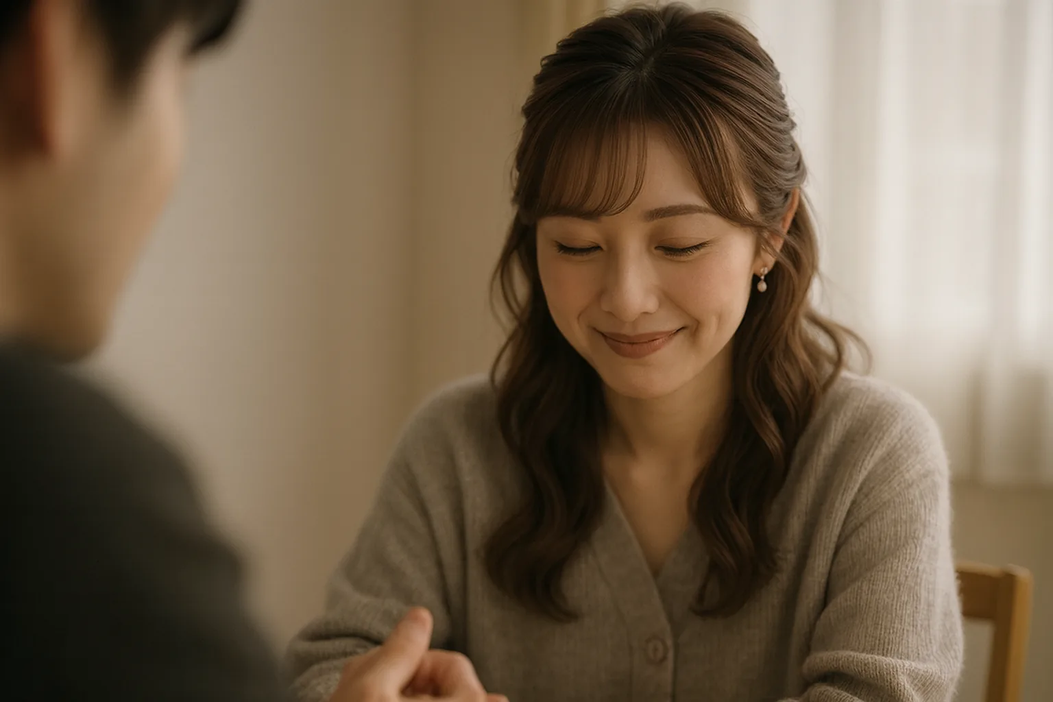 夫の背中越しに、やわらかく笑うみさき